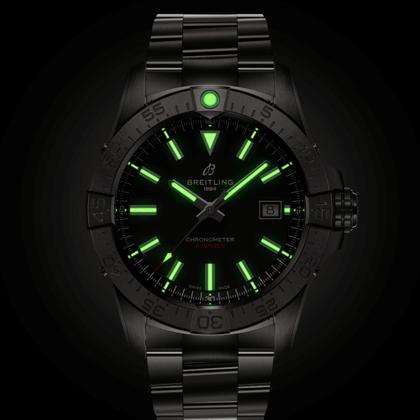Breitling Avenger Automatik 42 Edelstahl schwarzes Zifferblatt Metallband – Herrenuhren Uhr mit Datum aus Edelstahl. Das Gehäuse ist rund und silber. Das Edelstahlarmband ist silber. Das Zifferblatt ist ein Index in schwarz. – Ansicht 6