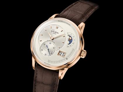 Glashütte Original PanoMaticCalendar Automatik Rotgold 42mm silbernes Zifferblatt braunes Lederband – Herrenuhren Uhr mit Kalender aus 750 Rotgold. Das Gehäuse ist rund und roségold. Das Lederarmband Kroko / Alligator ist braun. Das Zifferblatt ist ein Index in silber. – Ansicht 4