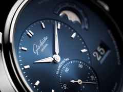 Glashütte Original PanoMaticLunar Automatik Edelstahl 40mm blaues Zifferblatt Metallband – Herrenuhren Uhr mit Datum aus Edelstahl. Das Gehäuse ist rund und silber. Das Edelstahlarmband ist silber. Das Zifferblatt ist ein Index in blau. – Ansicht 3