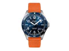 Glashütte Original SeaQ Panoramadatum Automatik Edelstahl 43mm blaues Zifferblatt  oranges Textilband – Herrenuhren Uhr mit Datum aus Edelstahl und Keramik. Das Gehäuse ist rund und silber. Das Textilarmband ist orange. Das Zifferblatt ist arabisch Index und blau.
