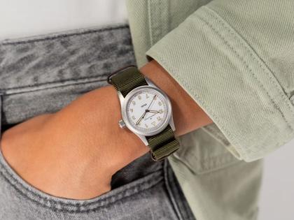 Hamilton Khaki Field Quartz Edelstahl 33mm weißes Zifferblatt grünes NATO-Textilband – Damenuhren Uhr ohne Datum aus Edelstahl. Das Gehäuse ist rund und grau. Das Textilarmband ist grün. Das Zifferblatt ist ein Index in weiß. – Ansicht 5