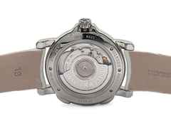 Juwelier Roller Ulysse Nardin Dual Time Lady Automatik Edelstahl Diamant-Lünette Perlmutt-Zifferblatt hellblau Lederband 223-28/693 Full Set Occasion Refurbished – Damenuhren Uhr mit Datum aus Edelstahl und Leder. Das Gehäuse ist rund und silber. Das Lederarmband Kroko / Alligator ist weiß. Das Zifferblatt ist arabisch Index und blau. – Ansicht 2