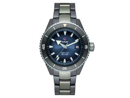Rado Captain Cook  Diver Keramik blau Keramikband – Herrenuhren Uhr mit Datum aus Keramik. Das Gehäuse ist rund und grau. Das Keramikarmband ist grau. Das Zifferblatt ist ein Index in blau.