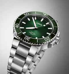 Oris Aquis Date Calibre 400 Automatik Edelstahl 41,5mm grünes Zifferblatt Metallband – Herrenuhren Uhr mit Datum aus Edelstahl. Das Gehäuse ist rund und silber. Das Edelstahlarmband ist silber. Das Zifferblatt ist ein Index in grün. – Ansicht 4