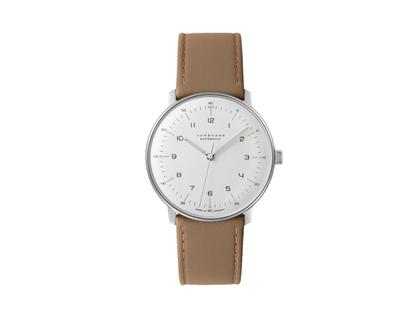 Junghans Max Bill Automatic Edelstahl 38mm silbernes Zifferblatt braunes Lederband – Herrenuhren Uhr ohne Datum aus Edelstahl und Leder. Das Gehäuse ist rund und silber. Das Lederarmband ist braun. Das Zifferblatt ist arabisch und silber.