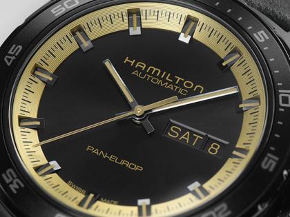 Hamilton American Classic Pan Europ Day Date Automatik Edelstahl schwarz beschichtet schwarz Lederband schwarz – Herrenuhren Uhr mit Datum aus Edelstahl und Leder. Das Gehäuse ist rund und schwarz. Das Lederarmband ist schwarz. Das Zifferblatt ist ein Index in schwarz. – Ansicht 8