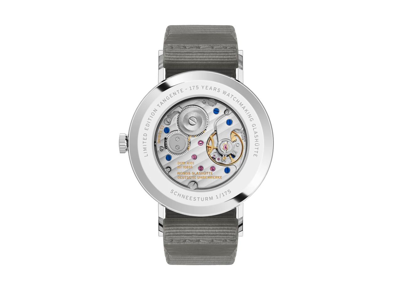 Nomos Glashütte Tangente 38 Datum "175 Years Watchmaking - Schneesturm" Handaufzug Edelstahl cremeweißes Zifferblatt graues Textilband Glasboden – Herrenuhren Uhr mit Datum aus Edelstahl. Das Gehäuse ist rund und silber. Das Textilarmband ist grau. Das Zifferblatt ist arabisch Index und beige. – Ansicht 2