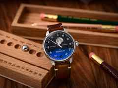 MeisterSinger Stratoscope Automatik Edelstahl blaues Zifferblatt braunes Lederband – Herrenuhren Uhr mit Datum aus Edelstahl. Das Gehäuse ist rund und silber. Das Lederarmband ist braun. Das Zifferblatt ist arabisch Index und blau. – Ansicht 4