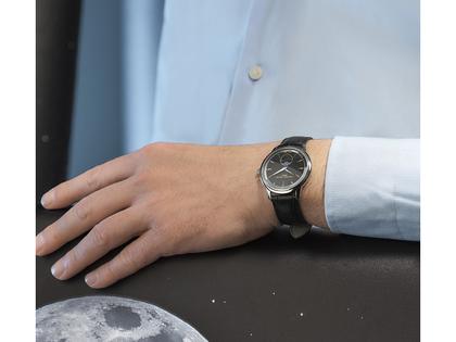 Frederique Constant Classics Moneta Moonphase Quarz 37mm schwarzes Zifferblatt schwarzes Lederband – Herrenuhren Uhr ohne Datum aus Edelstahl und Leder. Das Gehäuse ist rund und silber. Das Lederarmband ist schwarz. Das Zifferblatt ist ein Index in schwarz. – Ansicht 7