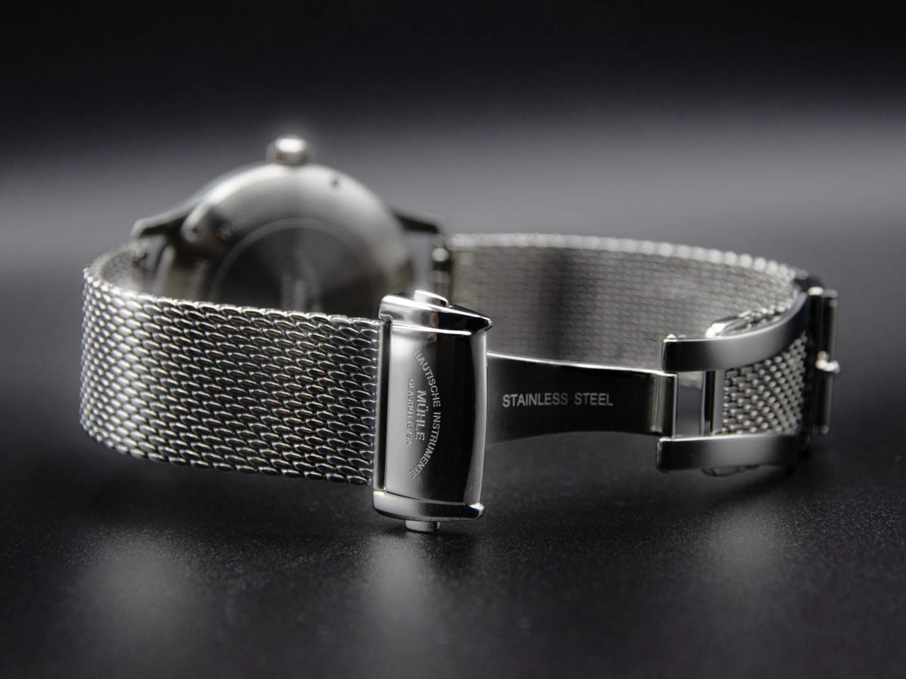 Mühle Glashütte Panova Violett Automatik Edelstahl 40mm graues Lederband – Herrenuhren Uhr ohne Datum aus Edelstahl. Das Gehäuse ist rund und silber. Das Lederarmband ist grau. Das Zifferblatt ist ein Index in lila. – Ansicht 6