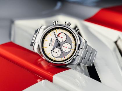 Union Glashütte Belisar Chronograph Silvretta Classic 2026 Limitierte Edition Automatik Edelstahl 44mm beiges Zifferblatt gelbes Textilband schwarzes Lederband und Metallband – Herrenuhren Chronograph aus Edelstahl und Leder. Das Gehäuse ist rund und silber. Das Textilarmband ist gelb. Das Zifferblatt ist ein Index in beige. – Ansicht 12