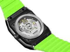 Rado Anatom Automatik Keramik 32,5mm schwarz-grünes Zifferblatt grünes Kautschukband – Damenuhren Uhr mit Datum aus Edelstahl, Kautschuk, Keramik und PVD beschichtet. Das Gehäuse ist rechteckig und schwarz. Das Kautschuk / Kunststoff / Silikon Armband ist grün. Das Zifferblatt ist ein Index in grün. – Ansicht 4
