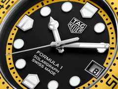 TAG Heuer Formula 1 Solargraph Quarz Kunststoff 38mm schwarzes Zifferblatt gelbes Kautschukband – Herrenuhren Uhr mit Datum aus Edelstahl und Kunststoff. Das Gehäuse ist rund und schwarz. Das Kautschuk / Kunststoff / Silikon Armband ist gelb. Das Zifferblatt ist ein Index in schwarz. – Ansicht 4