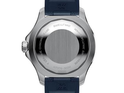 Breitling Superocean Automatic 44 Edelstahl blaues Zifferblatt blaues Kautschukband – Herrenuhren Uhr ohne Datum aus Edelstahl und Keramik. Das Gehäuse ist rund und silber. Das Kautschuk / Kunststoff / Silikon Armband ist blau. Das Zifferblatt ist ein Index in blau. – Ansicht 2