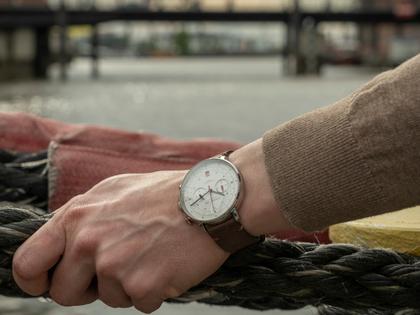 Sternglas Hamburg Chrono Quarz Edelstahl 42mm weißes Zifferblatt braunes Lederband – Herrenuhren Chronograph aus Edelstahl. Das Gehäuse ist rund und silber. Das Lederarmband ist braun. Das Zifferblatt ist arabisch Index und weiß. – Ansicht 9