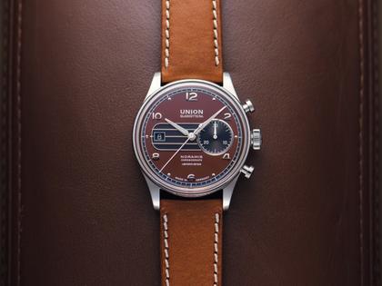Union Glashütte Noramis Chronograph Sachsen Classic 2023 Limited Edition Automatik Edelstahl 42mm braunes Zifferblatt braunes Lederband – Herrenuhren Chronograph aus Edelstahl. Das Gehäuse ist rund und silber. Das Lederarmband ist braun. Das Zifferblatt ist arabisch Index und braun. – Ansicht 5