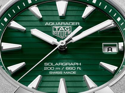 TAG Heuer Aquaracer Professional 200 Solargraph Quarz Edelstahl 40mm grünes Zifferblatt Metallband – Herrenuhren Uhr mit Datum aus Edelstahl. Das Gehäuse ist rund und silber. Das Edelstahlarmband ist silber. Das Zifferblatt ist ein Index in grün. – Ansicht 2