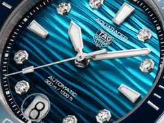 TAG Heuer Aquaracer Professional 300 Date Automatik Edelstahl 36mm blaues Zifferblatt mit Brillanten weißes Kautschukband – Damenuhren Uhr mit Datum aus Edelstahl, Kautschuk und Keramik. Das Gehäuse ist rund und silber. Das Kautschuk / Kunststoff / Silikon Armband ist weiß. Das Zifferblatt ist ein Index in blau. – Ansicht 5