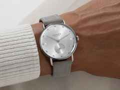 Nomos Glashütte Metro 33 All Silver Handaufzug Edelstahl 33mm silbernes Zifferblatt graues Lederband Glasboden – Damenuhren Uhr ohne Datum aus Edelstahl und Leder. Das Gehäuse ist rund und silber. Das Lederarmband ist grau. Das Zifferblatt ist ein Index in silber. – Ansicht 4