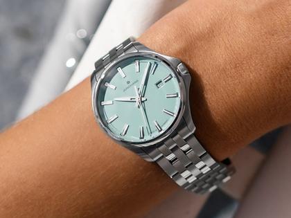 Junghans Meister S Quarz Edelstahl 35mm grünes Zifferblatt Metallband – Damenuhren Uhr mit Datum aus Edelstahl. Das Gehäuse ist rund und silber. Das Edelstahlarmband ist silber. Das Zifferblatt ist ein Index in grün. – Ansicht 3