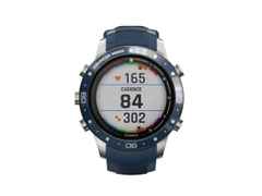 Garmin MARQ Captain digital blaues Silikonband American Magic Edition – Herrenuhren Uhr Multifunktion aus Titan. Das Gehäuse ist rund und grau. Das Kautschuk / Kunststoff / Silikon Armband ist blau. Das Zifferblatt ist digital und schwarz.