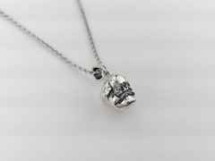 Juwelier Roller | Atelier Edition "Nischel" Kette mit Anhänger aus Silber - in Anlehnung an das Karl Marx Monument – Halsschmuck Kette mit Anhänger in silber und aus 925 Silber. – Ansicht 2