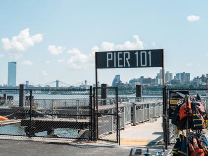 Oris New York Harbor LE II Automatik Edelstahl 43,5mm petrolfarbenes Perlmutt-Zifferblatt petrolfarbenes Kautschukband limitiert – Herrenuhren Uhr mit Datum aus Edelstahl und Kautschuk. Das Gehäuse ist rund und silber. Das Kautschuk / Kunststoff / Silikon Armband ist türkis. Das Zifferblatt ist ein Index in türkis. – Ansicht 12