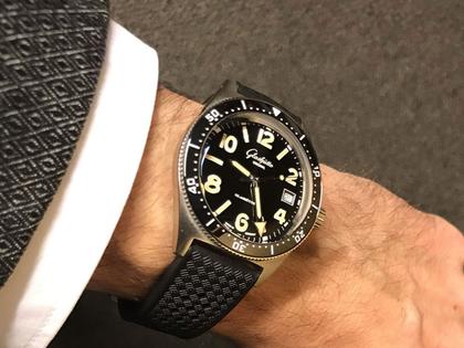 Glashütte Original SeaQ Automatik Edelstahl 40mm schwarzes Zifferblatt schwarzes Kautschukband – Herrenuhren Uhr mit Datum aus Edelstahl und Keramik. Das Gehäuse ist rund und silber. Das Kautschuk / Kunststoff / Silikon Armband ist schwarz. Das Zifferblatt ist arabisch Index und schwarz. – Ansicht 4