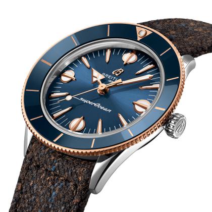 Breitling Superocean Heritage 57 Highlands Automatik Edelstahl 38mm blaues Zifferblatt Metallband – Herrenuhren Uhr ohne Datum aus 750 Rotgold, Edelstahl und Keramik. Das Gehäuse ist rund und silber-roségold. Das Edelstahlarmband ist silber. Das Zifferblatt ist ein Index in blau. – Ansicht 2