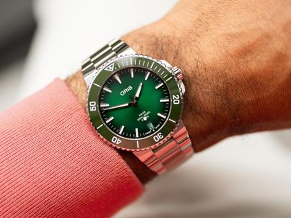 Oris Aquis Date Calibre 400 Automatik Edelstahl 43,5mm grünes Zifferblatt Metallband – Herrenuhren Uhr mit Datum aus Edelstahl und Keramik. Das Gehäuse ist rund und silber. Das Edelstahlarmband ist silber. Das Zifferblatt ist ein Index in grün. – Ansicht 2