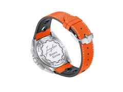 Junghans 1972 Chronoscope Sports Edition 2026 Quarz Edelstahl 43mm oranges Zifferblatt oranges Lederband limitiert – Herrenuhren Chronograph aus Edelstahl und Leder. Das Gehäuse ist rund und silber. Das Lederarmband ist orange. Das Zifferblatt ist ein Index in orange. – Ansicht 3