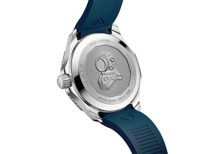 TAG Heuer Aquaracer Professional 300 Date Automatik Edelstahl 42mm blaues Zifferblatt blaues Kautschukband – Herrenuhren Uhr mit Datum aus Edelstahl und Keramik. Das Gehäuse ist rund und silber. Das Kautschuk / Kunststoff / Silikon Armband ist blau. Das Zifferblatt ist ein Index in blau. – Ansicht 3