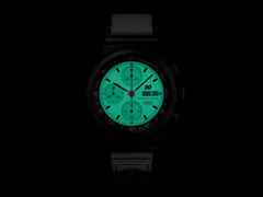 Porsche Design Chronograph 1 - F.A.T. 2025 Edition – Herrenuhren Chronograph aus Titan und Titancarbid beschichtet. Das Gehäuse ist rund und schwarz. Das Titanarmband ist schwarz. Das Zifferblatt ist ein Index in weiß. – Ansicht 8