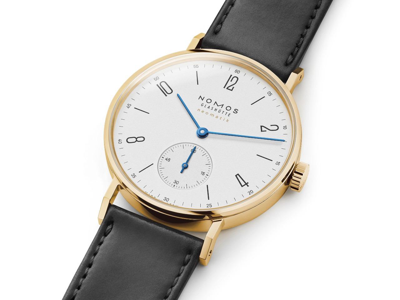 Nomos Glashütte Tangente Gold Neomatik Automatik Gelbgold 35mm weißes Zifferblatt schwarzes Lederband – Damenuhren Uhr ohne Datum aus 750 Gelbgold und Leder. Das Gehäuse ist rund und gelbgold. Das Lederarmband ist schwarz. Das Zifferblatt ist arabisch Index und weiß. – Ansicht 3