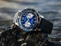 Union Glashütte Noramis Chronograph Sport Automatik Edelstahl 43mm blaues Zifferblatt blaues Kautschukband – Herrenuhren Chronograph aus Edelstahl, Kautschuk und Keramik. Das Gehäuse ist rund und silber. Das Kautschuk / Kunststoff / Silikon Armband ist blau. Das Zifferblatt ist arabisch Index und blau. – Ansicht 3