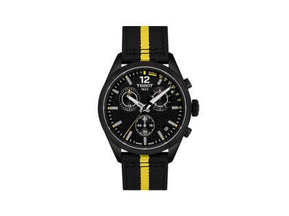 Tissot PR 100 "Tour de France 2026" Chronograph Quarz Edelstahl 40mm schwarzes Zifferblatt schwarzes Textilband – Herrenuhren Chronograph aus Edelstahl und PVD beschichtet. Das Gehäuse ist rund und schwarz. Das Edelstahlarmband ist schwarz. Das Zifferblatt ist ein Index in schwarz.