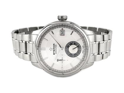 Juwelier Roller Eterna Adventic GMT Silver Automatik 42mm Metallband 7661.41.66.1702 Full Set mit Garantie Occasion Neu – Herrenuhren Uhr mit Datum aus Edelstahl. Das Gehäuse ist rund und silber. Das Edelstahlarmband ist silber. Das Zifferblatt ist ein Index in weiß.