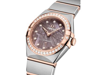 Omega Constellation Quarz Edelstahl Rotgold 25mm fliederfarbenes Zifferblatt mit Brillanten Metallband – Damenuhren Uhr ohne Datum aus 750 Rotgold und Edelstahl. Das Gehäuse ist rund und silber. Das Edelstahlarmband ist silber-roségold. Das Zifferblatt ist ein Index in lila. – Ansicht 2