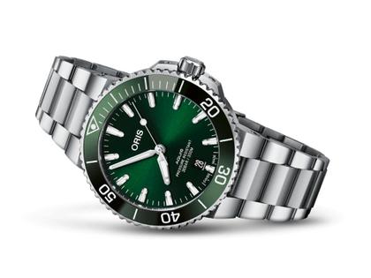 Oris Aquis Date Automatik Edelstahl 41,5mm grünes Zifferblatt Metallband – Herrenuhren Uhr mit Datum aus Edelstahl und Keramik. Das Gehäuse ist rund und silber. Das Edelstahlarmband ist silber. Das Zifferblatt ist ein Index in grün. – Ansicht 2