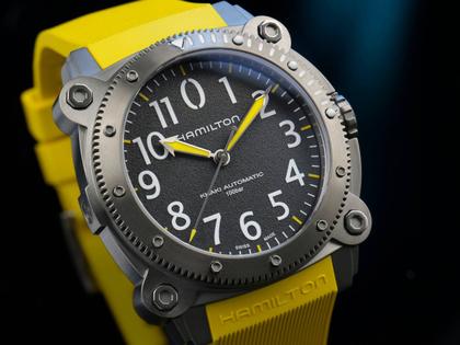 Hamilton Khaki Navy BeLOWZERO Auto Titanium 46mm schwarzes Zifferblatt gelbes Kautschukband – Herrenuhren Uhr ohne Datum aus Kautschuk und Titan. Das Gehäuse ist rund und grau. Das Kautschuk / Kunststoff / Silikon Armband ist gelb. Das Zifferblatt ist arabisch und schwarz. – Ansicht 6