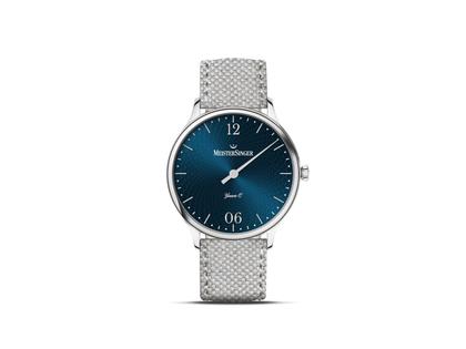 MeisterSinger Yaara Quarz Edelstahl 36mm blaues Zifferblatt graues Textilband – Damenuhren Uhr ohne Datum aus Edelstahl. Das Gehäuse ist rund und silber. Das Textilarmband ist grau. Das Zifferblatt ist arabisch Index und blau.