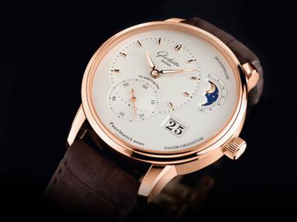 Glashütte Original PanoMaticLunar Automatik Rotgold 40mm silbernes Zifferblatt braunes Lederband – Herrenuhren Uhr mit Datum aus 750 Rotgold. Das Gehäuse ist rund und roségold. Das Lederarmband Kroko / Alligator ist braun. Das Zifferblatt ist ein Index in silber. – Ansicht 2