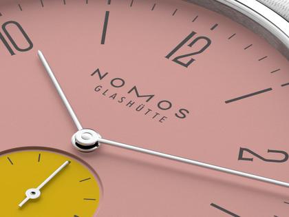Nomos Glashütte Tangente 38 Datum "175 Years Watchmaking - Bubblegum" Handaufzug Edelstahl rosa Zifferblatt graues Textilband Glasboden – Herrenuhren Uhr mit Datum aus Edelstahl. Das Gehäuse ist rund und silber. Das Textilarmband ist grau. Das Zifferblatt ist arabisch Index und rosa. – Ansicht 6