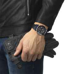 Tissot T-Race MotoGP               2020 / 2021 Chronograph Limited Edition Thomas Lüthi Quarz – Herrenuhren Chronograph aus Edelstahl und PVD beschichtet. Das Gehäuse ist rund und silber. Das Lederarmband ist schwarz. Das Zifferblatt ist arabisch Index und schwarz. – Ansicht 6