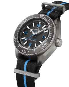 Omega Seamaster Planet Ocean 6000M Ultra Deep Automatik Titan 45,5mm schwarzes Zifferblatt NATO Armband – Herrenuhren Uhr ohne Datum aus Titan. Das Gehäuse ist rund und silber. Das Textilarmband ist schwarz. Das Zifferblatt ist arabisch Index und schwarz. – Ansicht 2