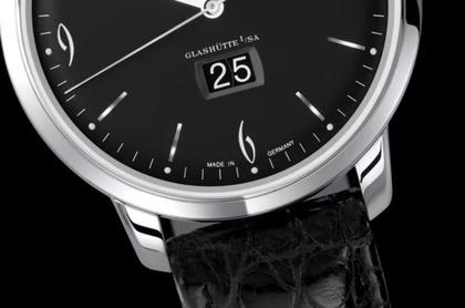 Glashütte Original Sixties Panoramadatum Automatik Edelstahl 42mm schwarzes Zifferblatt schwarzes Lederband – Herrenuhren Uhr mit Datum aus Edelstahl. Das Gehäuse ist rund und silber. Das Lederarmband Kroko / Alligator ist schwarz. Das Zifferblatt ist ein Index in schwarz. – Ansicht 3