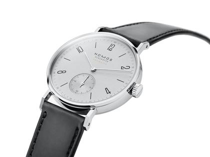 Nomos Glashütte Tangente 35 neomatik Platingrau Automatik Edelstahl 35mm graues Zifferblatt schwarzes Lederband Glasboden – Damenuhren Uhr ohne Datum aus Edelstahl. Das Gehäuse ist rund und silber. Das Lederarmband ist schwarz. Das Zifferblatt ist arabisch Index und silber. – Ansicht 3