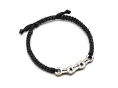 Juwelier Roller | Atelier BikeChains Fahrradketten-Armband mit schwarzem Textilband – Armschmuck Armband in schwarz und aus Titan.