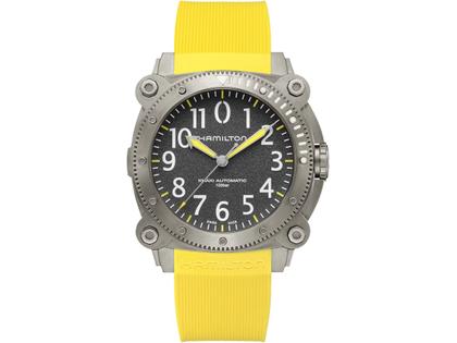 Hamilton Khaki Navy BeLOWZERO Auto Titanium 46mm schwarzes Zifferblatt gelbes Kautschukband – Herrenuhren Uhr ohne Datum aus Kautschuk und Titan. Das Gehäuse ist rund und grau. Das Kautschuk / Kunststoff / Silikon Armband ist gelb. Das Zifferblatt ist arabisch und schwarz.