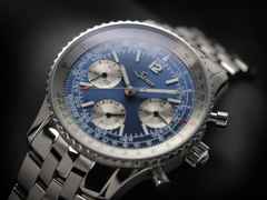 Sinn Spezialuhren 903 Ti II Jubiläum Navigationschronograph Automatik Titan 41mm blaues Zifferblatt braunes Lederband und Titanband limitiert – Herrenuhren Chronograph aus Titan. Das Gehäuse ist rund und grau. Das Lederarmband ist braun. Das Zifferblatt ist arabisch Index und blau. – Ansicht 8
